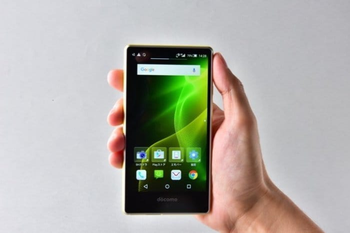片手に収まるコンパクトサイズ、ドコモ「AQUOS Compact SH-02H