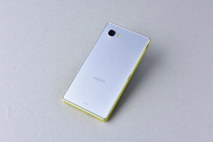 片手に収まるコンパクトサイズ、ドコモ「AQUOS Compact SH-02H