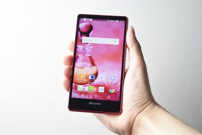 ライトユーザー向けのコンパクトなスマートフォン、ドコモ「AQUOS EVER