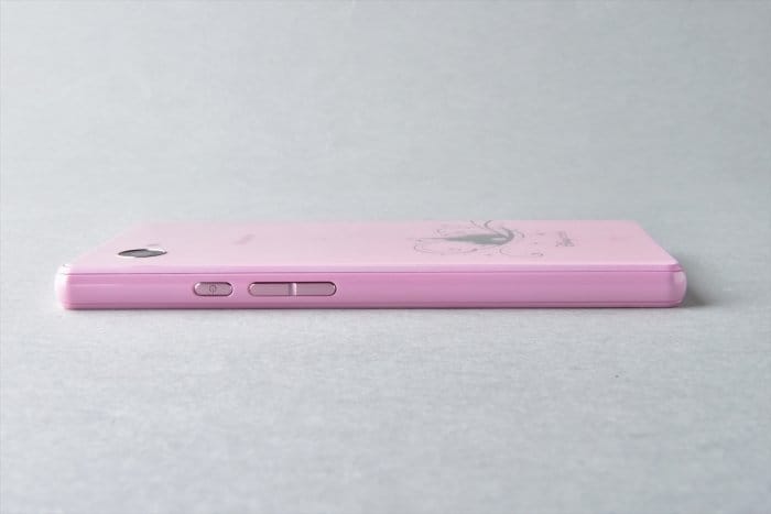 ディズニーパークの世界観を演出したコンパクト端末、ドコモ ディズニーパークの世界観を演出したコンパクト端末、ドコモ