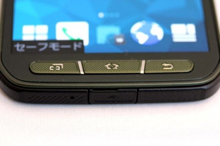 氷の中でも動くほど頑丈、「GALAXY S5 ACTIVE SC-02G」スマホ