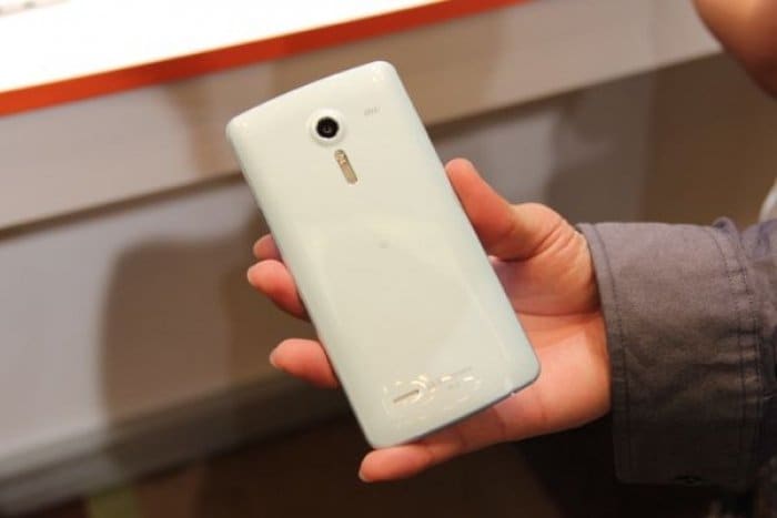スマートフォン本体 isai LGL22 White au KDDI White isai 目指すのはスマートフォンの「異才」 - LGL22 | LG JP