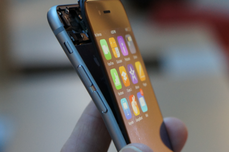 iPhone 6 Plus 曲がる事件まとめ：スティーブ・ジョブズは初代iPhoneをジーンズのポケットから取り出した