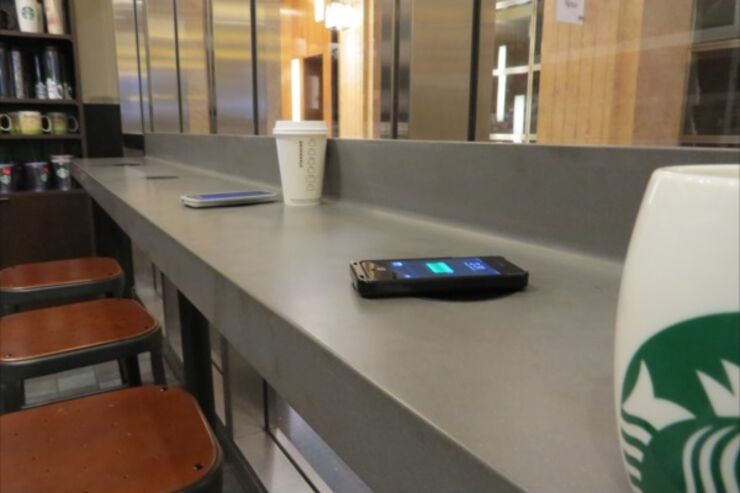 スターバックス、スマホのワイヤレス充電サービスを開始　iPhoneでもOK