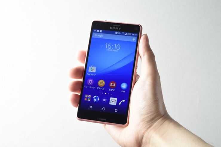 手に馴染む4.6型コンパクトスマホ、ドコモ「Xperia A4 SO-04G」