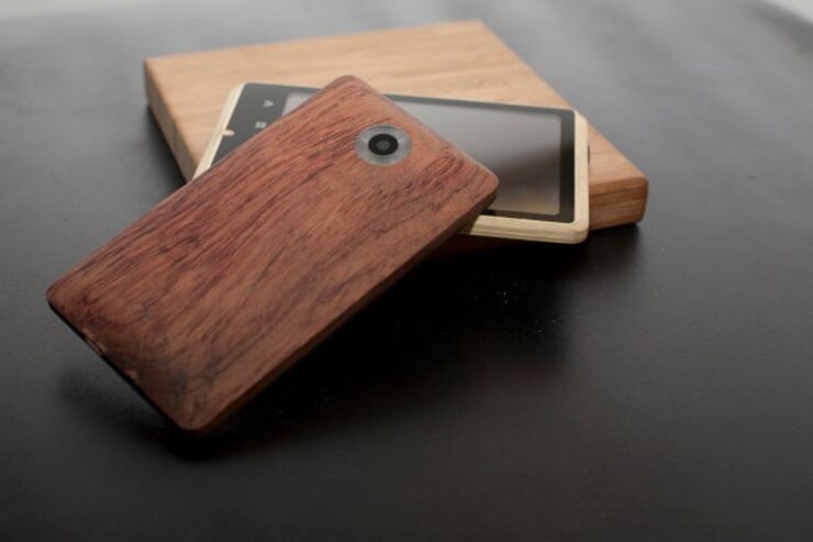竹でできたスマホ「ADzero」、CMで話題になったあのTOUCH WOODのような風合い