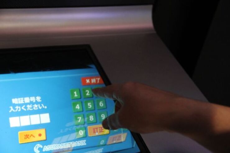 浮かび上がるATM、「空中ディスプレイ」は可能性に満ちた技術 #CEATEC