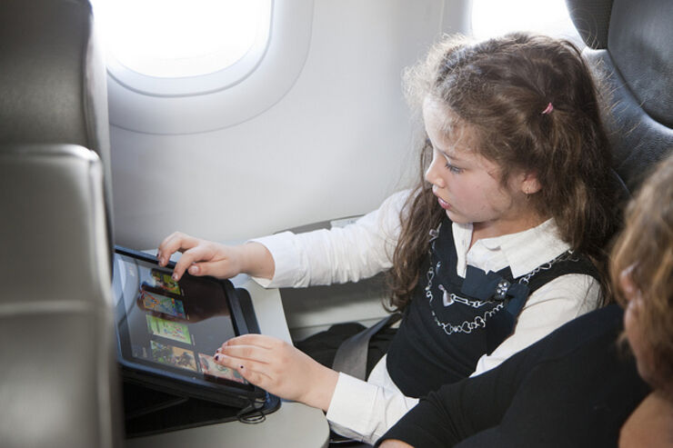 米連邦航空局、離着陸時などの機内スマホ利用を解禁へ
