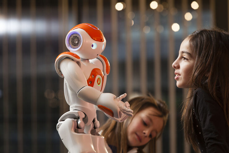 ソフトバンク、ロボット事業に本格参入　ソフトバンクショップでロボ接客を実現か