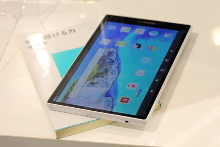 IGZO搭載で世界最軽量233グラムの7インチタブレット、ドコモ「AQUOS PAD SH-06F」レビュー・スペック一覧