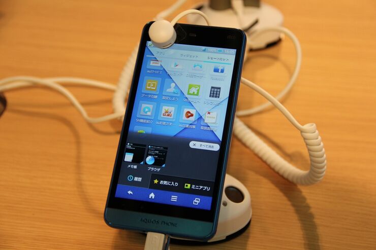 フルHDのIGZO液晶と3,000mAh大容量バッテリー搭載、au「AQUOS PHONE SERIE SHL23」スマホレビュー・スペック一覧