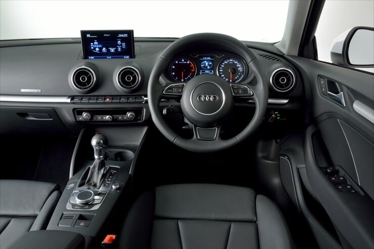 日本初のWi-Fi車載、Audiが新型「A3 Sportback」を発売