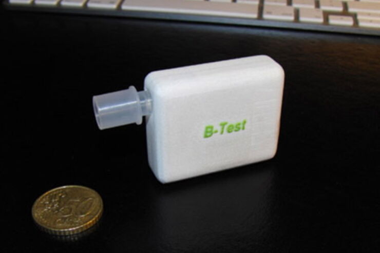 スマホに接続して体内アルコール濃度を検査できるキットが登場、飲酒運転にブレーキがかかるか