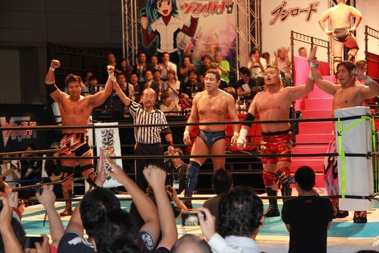 ブシロード「キング オブ プロレスリング」のブースが燃えていた ［TGS2012］