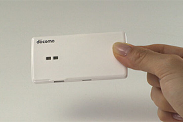 ドコモ、ウェアラブル端末への搭載を視野に「ポータブルSIM」を開発　複数端末にかざすだけで回線認証