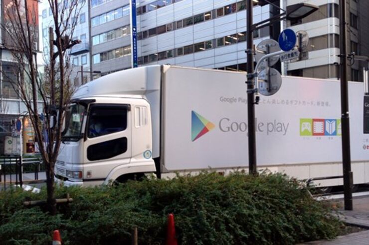 Google、秋葉原でアドトラックを走らせる