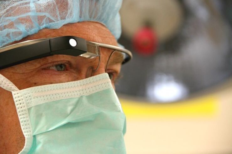 Google Glassで手術をライブ中継、教育効果に期待：米大学病院