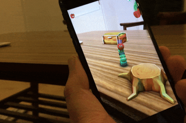 子どもの知育がARで変わる？ ARKit対応アプリ「わたしのはらぺこあおむしAR」で自宅を舞台に遊ぶ