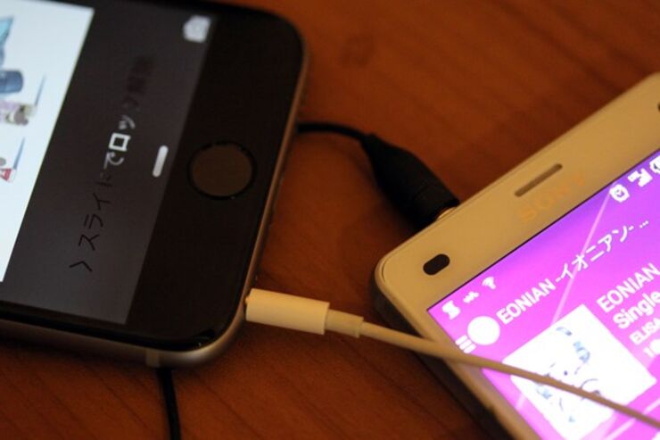 【聞いてみた】スマホのイヤホンジャックの位置、端末の上部と下部のどちらがいい？