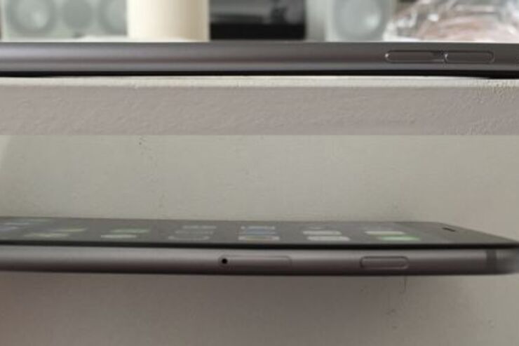 注意、ポケットに入れたiPhone 6 Plusは曲がる