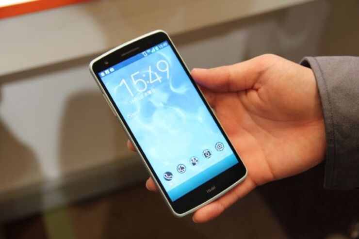 かなり持ちやすく心地いい、au「isai LGL22」スマホレビュー・スペック一覧
