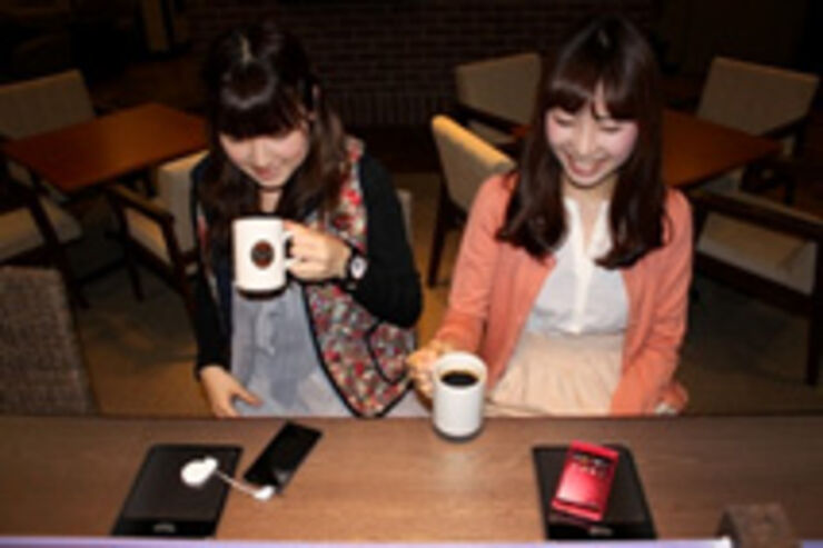 ワイヤレスで充電できる「チャージパッド」、カフェやコンビニで導入はじまる