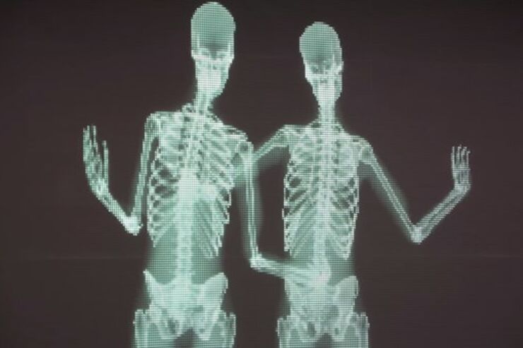 スクリーンに映し出されたガイコツの正体は？　登場に人々は驚き、拍手が