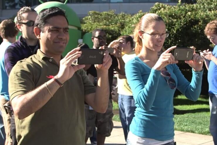 Nexus 5、Google本社のAndroid 4.4 KitKatマスコットお披露目でうっかり撮影される