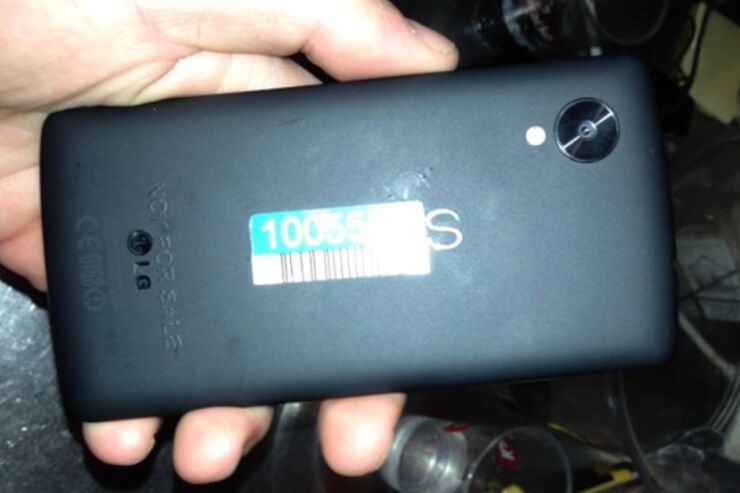 Nexus 5の実機画像と動画がリーク　バーで撮影
