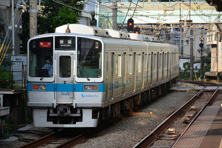 「小田急」公式アプリが登場、リアルタイム走行位置や駅トイレの空き状況も確認できる