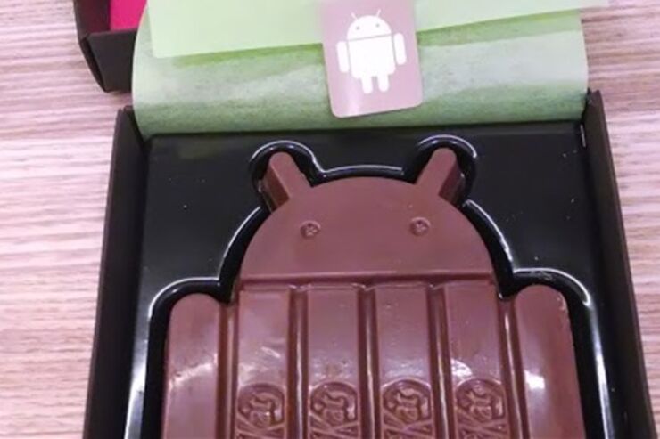 Google ラリー・ペイジCEO、ドロイドくん型「KitKat」を堪能
