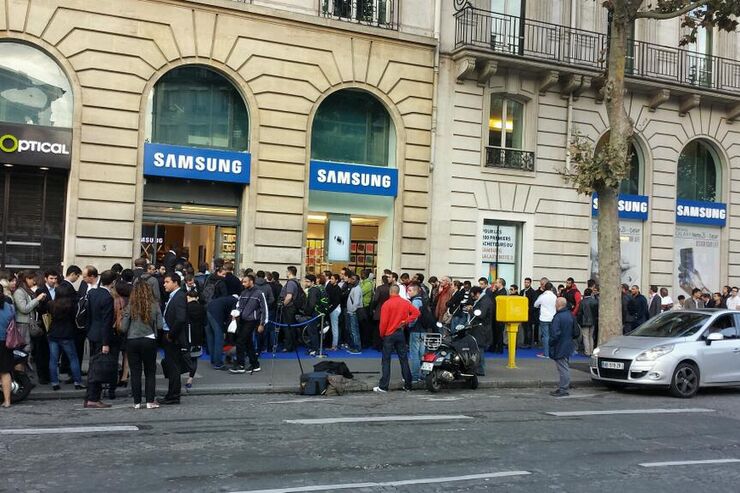 Appleを意識? パリのSamsung Storeに大行列ができる