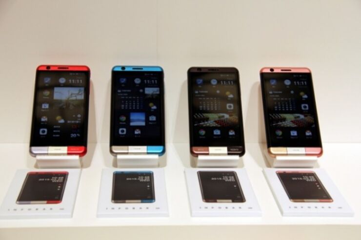au、春モデル「INFOBAR A03」を2月20日より発売