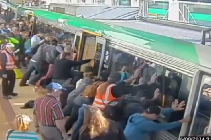 また乗客が電車を押して救出、今度はオーストラリア