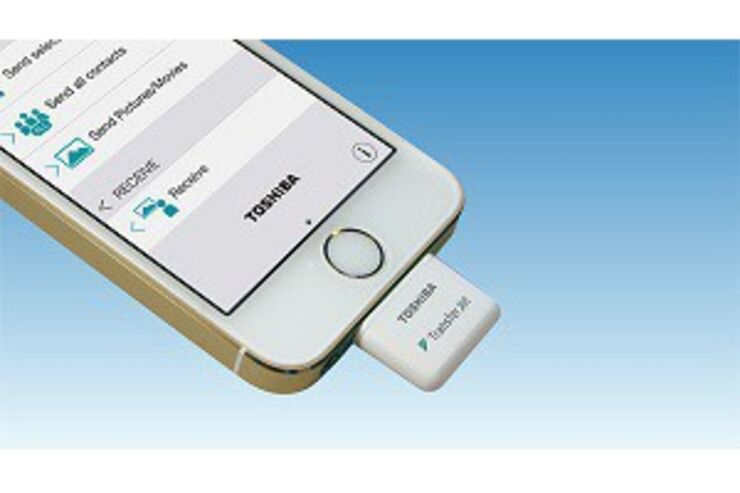 東芝、iPhone/iPad向け「TransferJet」アダプタを3月7日発売　1分のHD動画を3秒で超高速無線転送