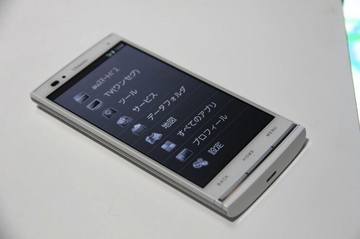 au「URBANO L01」スマホレビュー・スペック一覧