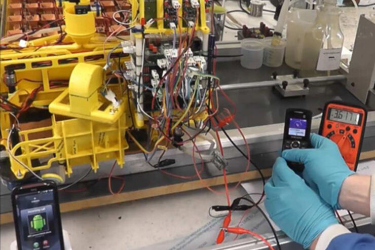 おしっこでスマホを充電できる燃料電池