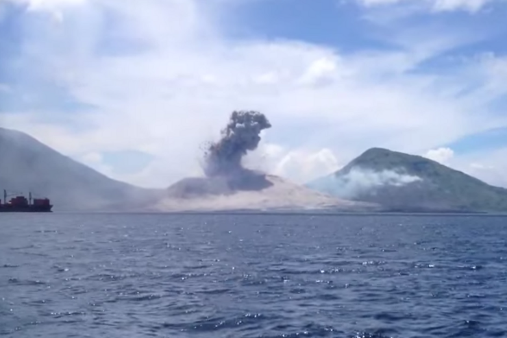 タブルブル山の噴火の瞬間を捉えた動画が話題、爆発音に注意