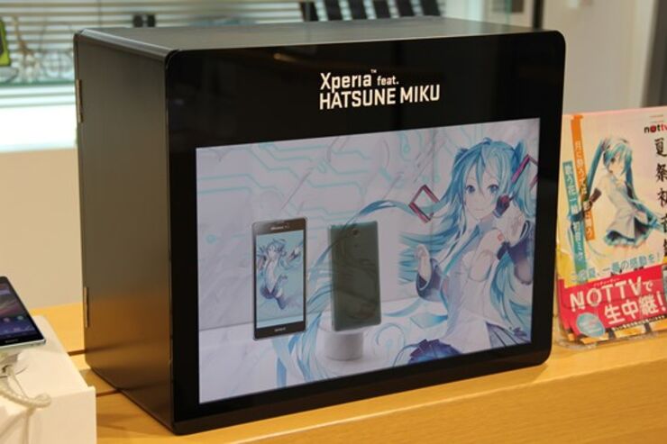 【動画】実機と映像が融合、「Xperia feat. HATSUNE MIKU」の透過型ディスプレイ展示が開始