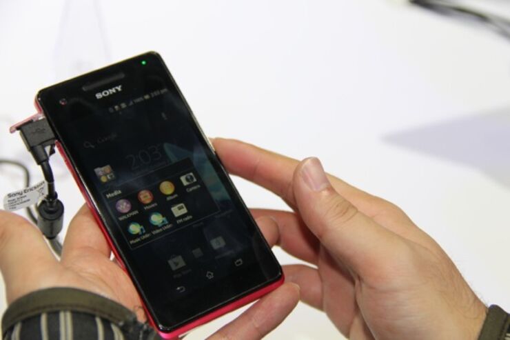 Sonyが「Xperia V」や「ウォークマン Fシリーズ」を展示、実機レポート［CEATEC 2012］