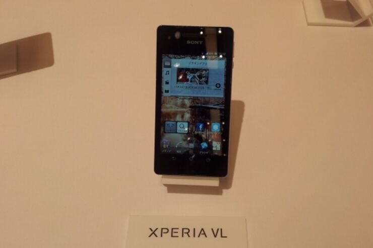 auが「2012年冬モデル」を発表、「Xperia VL」や「GALAXY S III Progre」などスマートフォンは全9機種