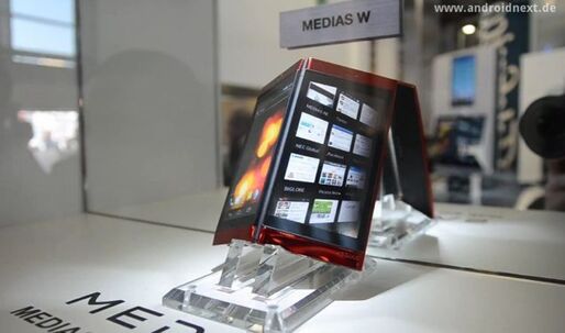 ドコモ、今春に折り畳み型のスマートフォンを発売へ