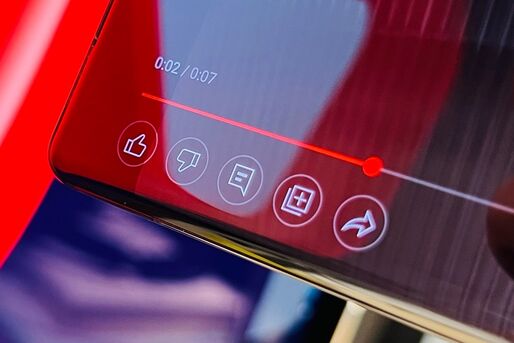 YouTube、フルスクリーン再生画面を一新　動画を視聴しながら評価やリスト登録などが可能に