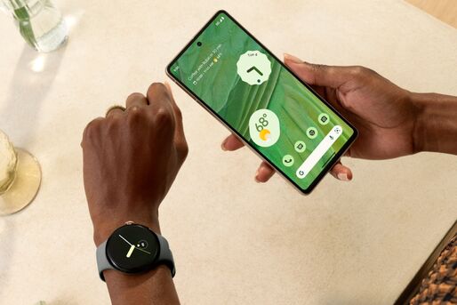 グーグル、Pixelシリーズ向けに複数の新機能を発表　保留待機機能やPixel Watchの転倒検出機能など