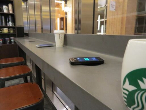 スターバックス、スマホのワイヤレス充電サービスを開始　iPhoneでもOK