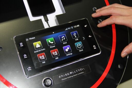 【動画】Android AutoとCarPlayに対応した車載ディスプレイオーディオ──三菱自動車が展示