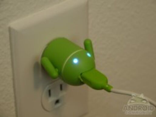 ドロイド君の目が光る、USB電源アダプタ「anDru」