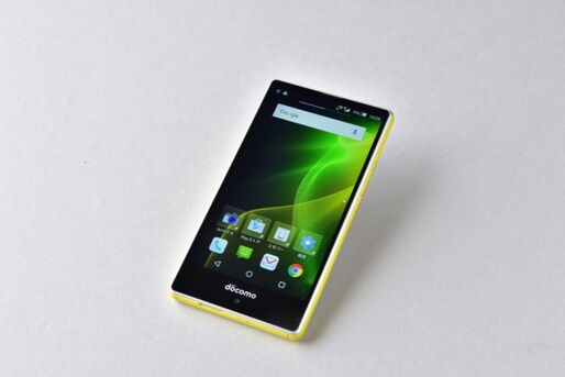 片手に収まるコンパクトサイズ、ドコモ「AQUOS Compact SH-02H」