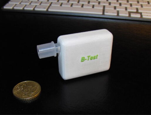 スマホに接続して体内アルコール濃度を検査できるキットが登場、飲酒運転にブレーキがかかるか