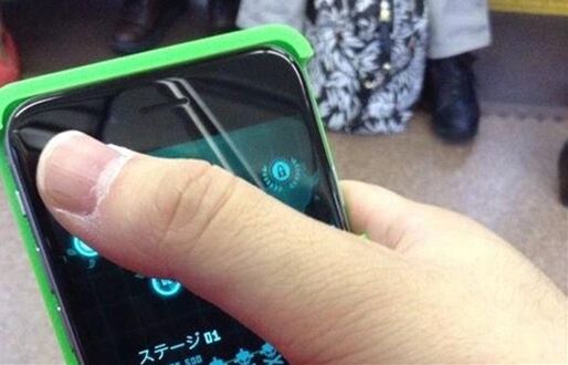 親指が届いて便利、大きくなった「iPhone 6」向け専用ケースが話題に